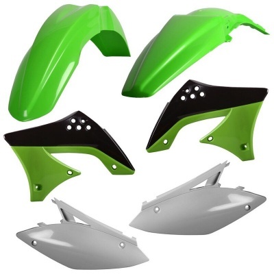 Peças plásticas verdes, pretas e brancas para motocicleta dispostas em fundo branco