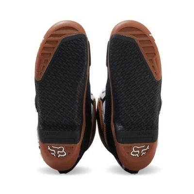 Sapatilhas pretas com sola preta e castanha vista inferior