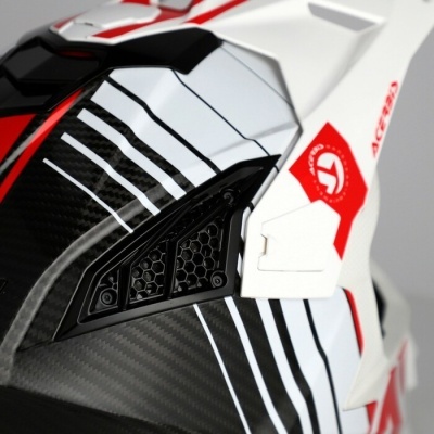 Capacete com padrões branco, preto, vermelho e logotipo ACERBIS