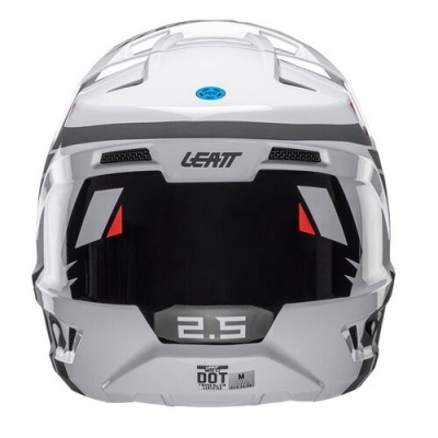 Capacete branco e cinzento com visor escuro e texto LEATT de frente