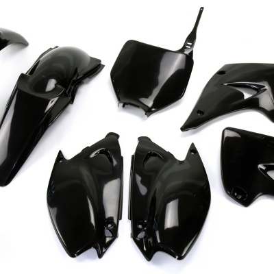 Peças plásticas pretas brilhosas para moto sobre fundo branco