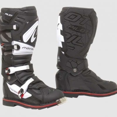 Botas de motociclismo pretas com detalhes brancos e vermelhos da marca Forma.