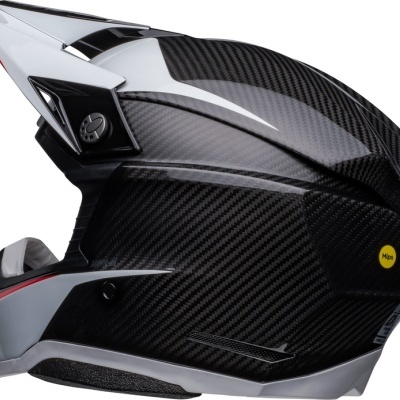 Capacete integral motocross preto com detalhes brancos e cinza, textura fibra de carbono