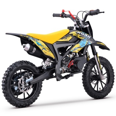 Motocross infantil preto e amarelo com gráficos azuis em fundo branco