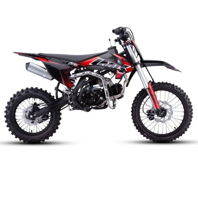 Motocross preta e vermelha com pneus off-road e escape cromado