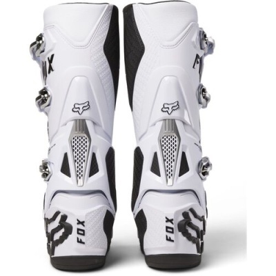 Botas altas de motociclista brancas com detalhes pretos e fechos metálicos.