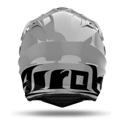 Capacete de motociclista branco com texto preto 'airoh' atrás