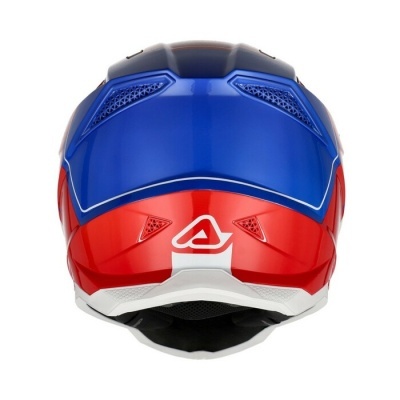 Capacete desportivo azul, vermelho e branco com aberturas de ventilação e logótipo.