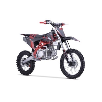 Motocross preta e vermelha com grandes pneus de cravos e detalhes vermelhos