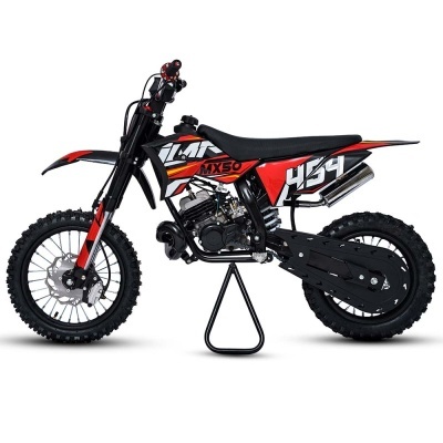 Motocross preto, vermelho e branco MX50 454 sobre suporte