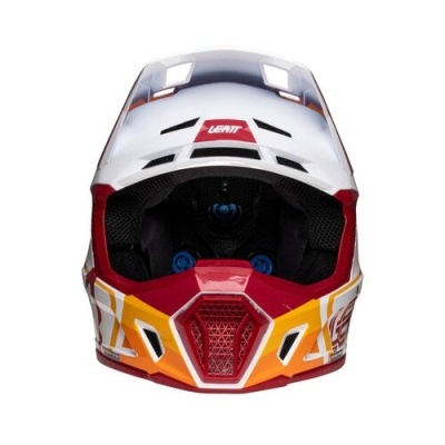 Capacete integral branco, vermelho e amarelo com marca 'LEATT' frontal