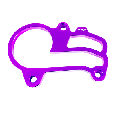 Peça metálica roxa com furos para fixação sobre fundo branco