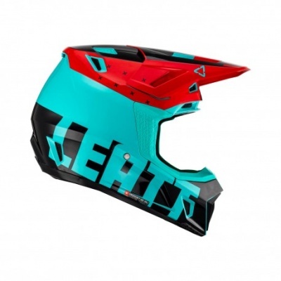Capacete integral de motocross nas cores vermelho, azul-turquesa e preto com a palavra LEATT na lateral