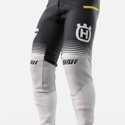 Calças desportivas pretas e cinzentas com marcas H e SHOTT