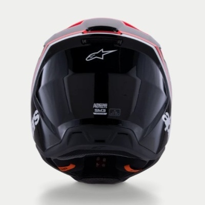 Capacete de motociclismo preto e vermelho com viseira escura e logótipo Alpinestars.
