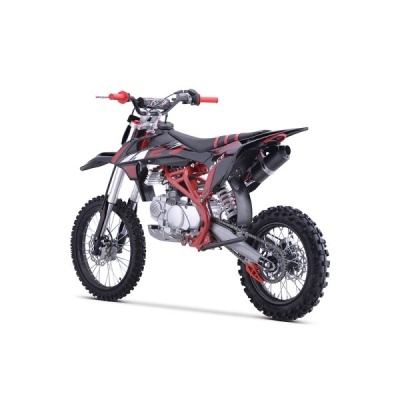 Moto de motocross preta e vermelha com quadro metálico vermelho sobre fundo branco