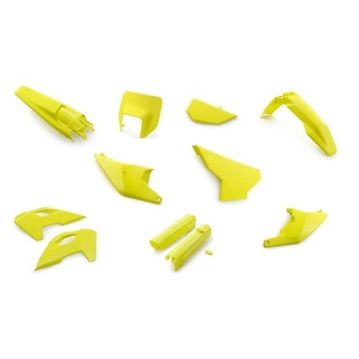 Peças plásticas amarelas dispostas sobre fundo branco