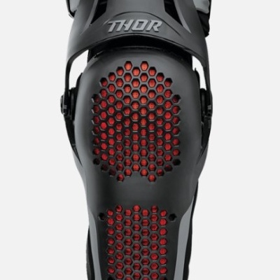 Protetor de joelho preto com detalhes vermelhos e logótipo THOR