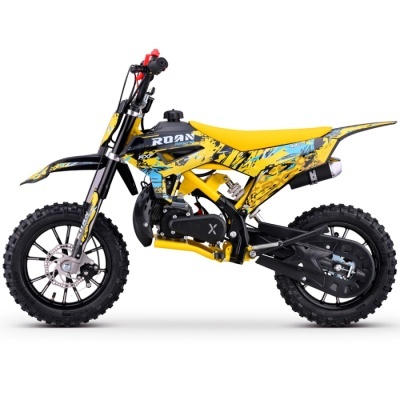 Moto de cross amarela e preta com detalhes em azul e pneus com cravos