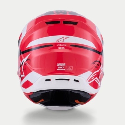 Capacete vermelho e branco para motocross visto de trás