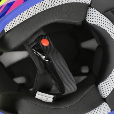 Interior de capacete com tecido acolchoado preto e cinzento e alça com botão vermelho.