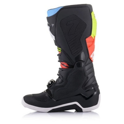 Bota de motocicleta preta colorida com sola branca sobre fundo branco