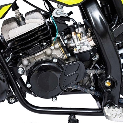 Motor de mota com componentes metálicos e estrutura preta e amarela