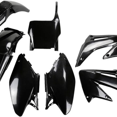 Peças plásticas pretas brilhantes para mota sobre fundo branco