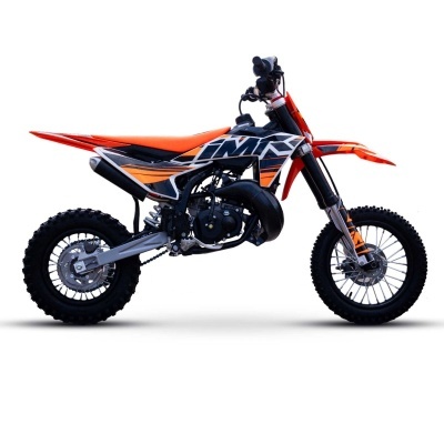 motocross KTM laranja e preto sobre fundo branco