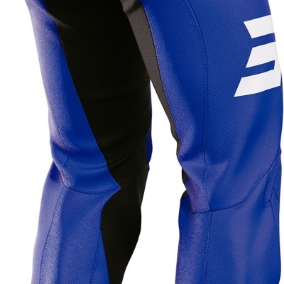 Calças desportivas azuis com preto, com o texto SHOT no cós.