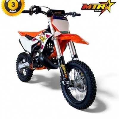 Motocross laranja, branco e preto com pneus cravados e adesivos MTX