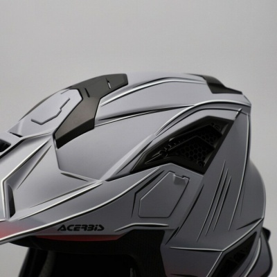 Capacete Acerbis branco e cinzento com detalhes em preto e entrada de ar hexagonal