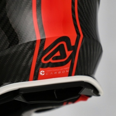 Capacete preto com padrão de fibra de carbono e detalhes vermelhos