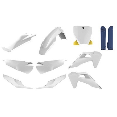 Peças plásticas brancas e azuis para motocicleta dispostas em fundo branco