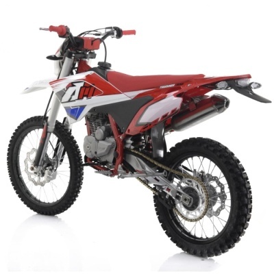 Motociclo de pista cruzada vermelho, branco e azul com pneus cravados em fundo branco