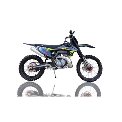 Motocross preta com detalhes coloridos, pneus cravados e suspensão telescópica