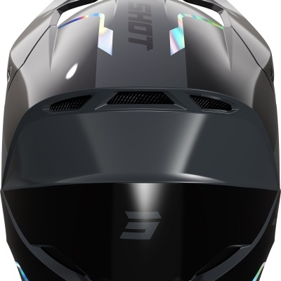 Capacete de motociclismo preto e cinzento com visor escuro e texto 'SHOT'