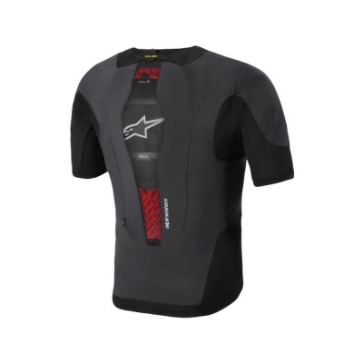 Camiseta preta com inserção vermelha e cinza frontal e logotipo Alpinestars