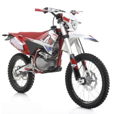 Motocicleta off-road vermelha e branca com pneus de cravos e farol dianteiro