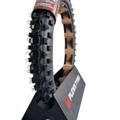 Pneu Plenty Tyres preto para ATV num suporte preto com logo.