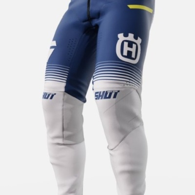 Calças de motocross azul escuro e cinza claro com logótipos e padrões de riscas