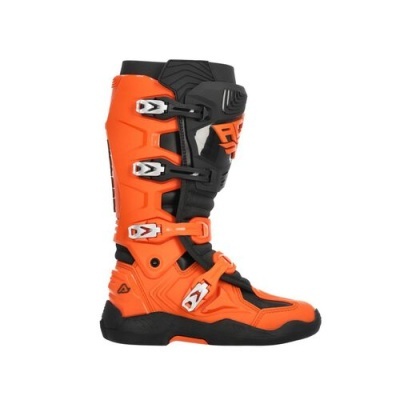 Bota de motocross laranja e preta com fivelas metálicas