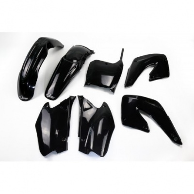 Peças plásticas pretas para moto sobre fundo branco.