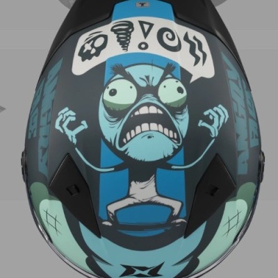 Capacete preto com ilustração de personagem zangado e símbolos em azul e verde