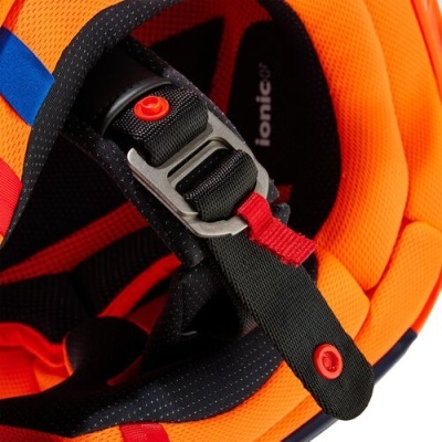 capacete proteção acolchoado laranja com cinta preta e botão vermelho