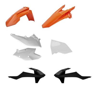 Conjunto de peças plásticas para moto em laranja, branco e preto sobre fundo branco.