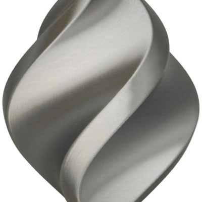 peça metálica prata com ondulações curvas em fundo branco