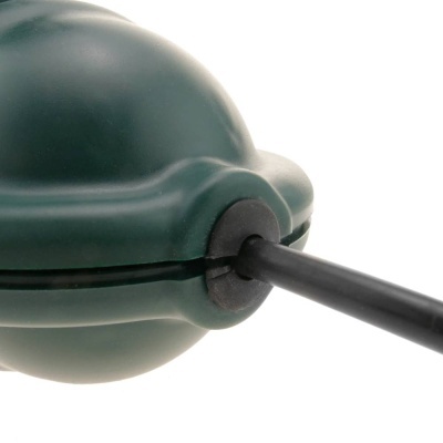 Produto eletrônico verde escuro com cabo preto em fundo branco