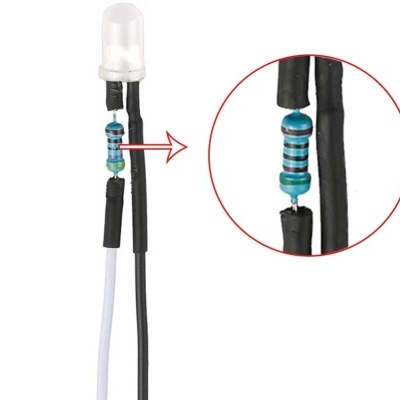 LED branco com resistor azul e fios preto e branco ampliados