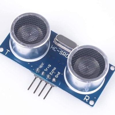 Sensor ultrassónico HC-SR04 com dois emissores cilíndricos metálicos em placa azul.